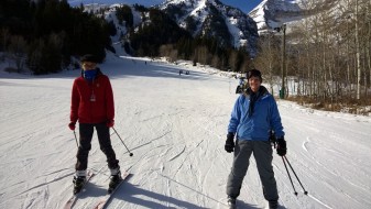 스키 타는 학생들
